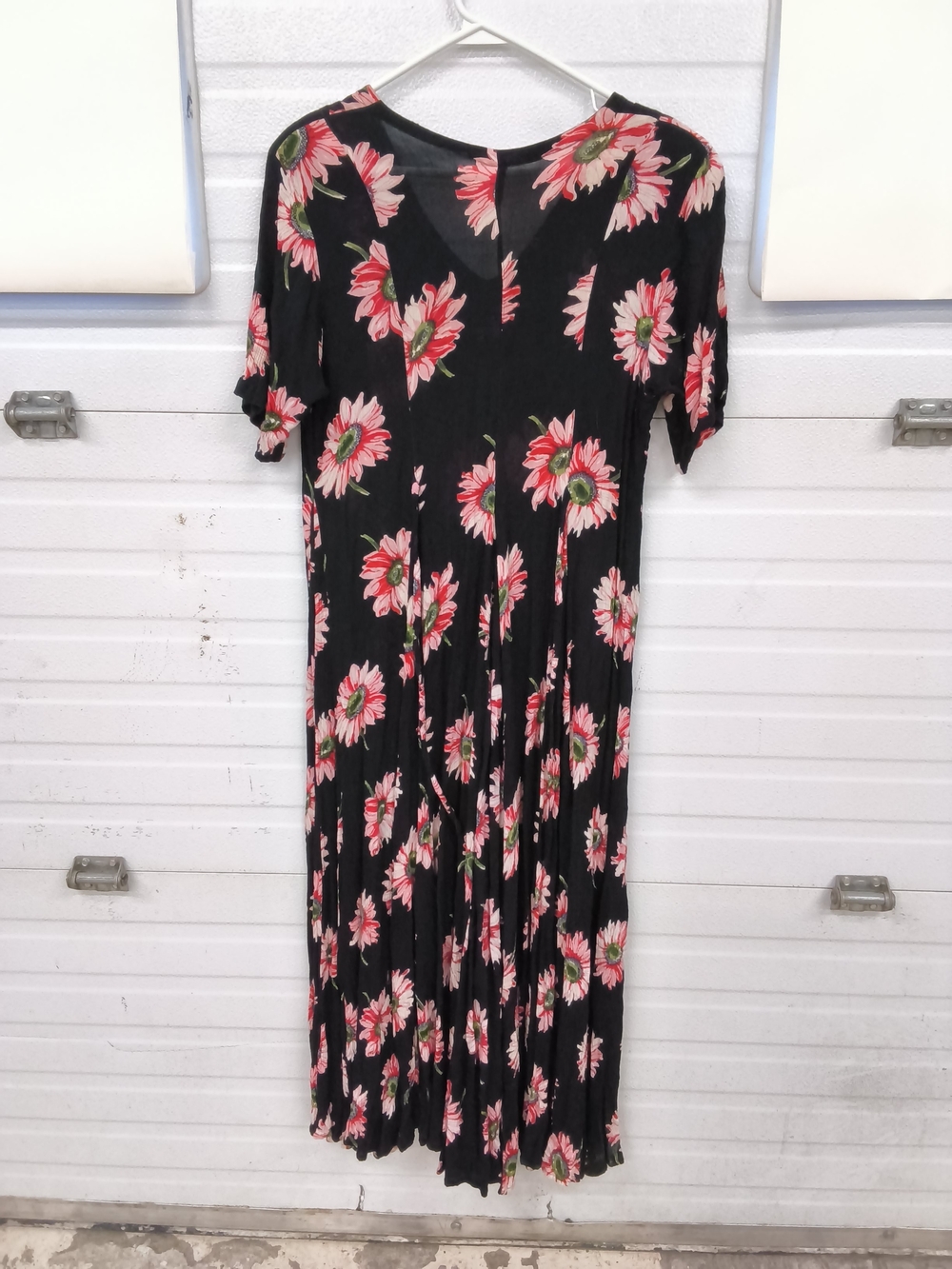 Beautiful Vintage-Style Floral Button-Front Midi Dress with Padded Shoulders - Picture 4 of 6